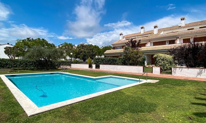 Castell-Platja d'Aro Apartment | Apartment 'Fantástico S´agaró' with Shared Pool, Private Terrace and Shared Garden