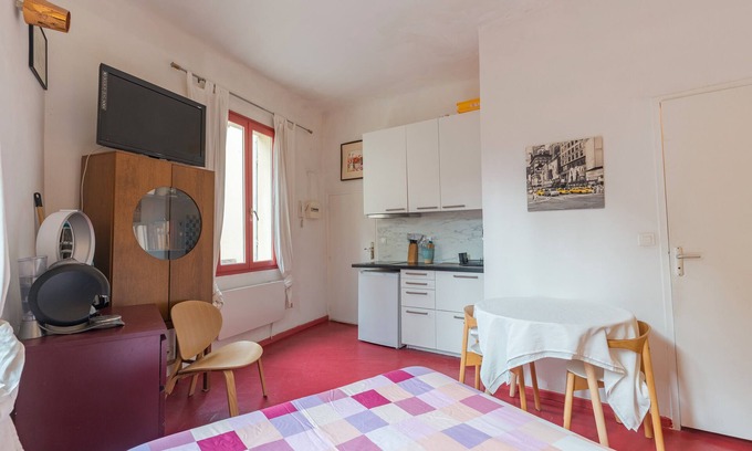 Aix-en-Provence Historic Centre Apartment | Apartment 'Finsonius Studios 4' with Shared Terrace, Shared Garden and Wi-Fi