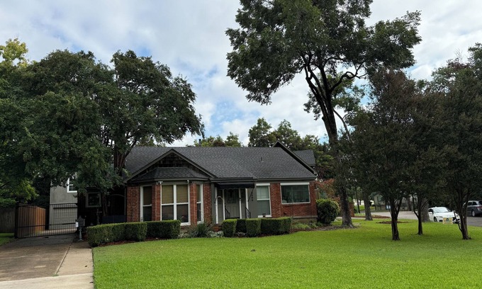 Westcliff Apartment | apartment for weekend getaway in FW . Walking distance to TCU football stadium.