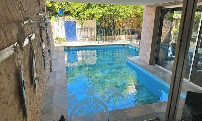 Le Brusc Apartment | Apartment 'L'acanthe Du Bas Proche Mer' with Private Pool, Private Terrace and Wi-Fi