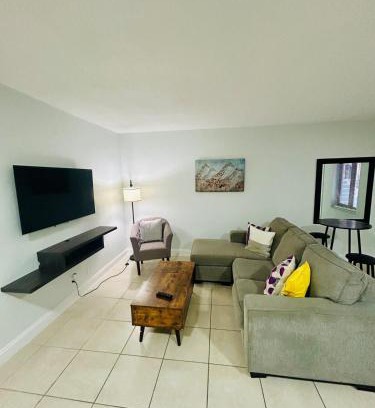 North Central Hollywood Apartment | Apartment in Hollywood close to shops & beach 108