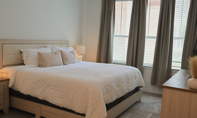 Montrose Apartment | Apartment in Midtown Houston