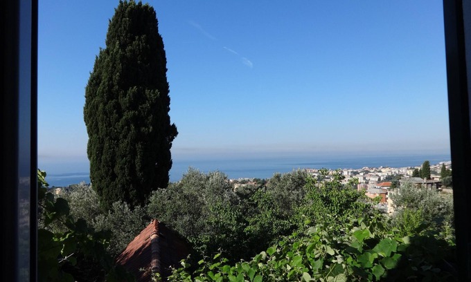 Genoa Apartment | Apartment in the green