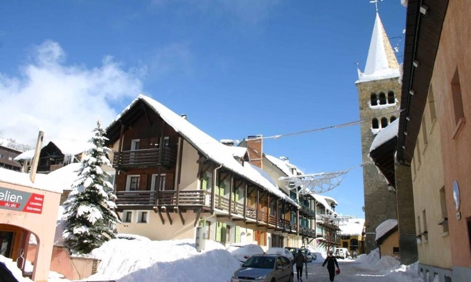 Montgenevre House | Apartment in village house