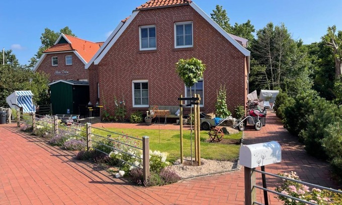 Baltrum Apartment | Apartment 'Inselhuuske I I' with Private Terrace, Private Garden and Wi-Fi
