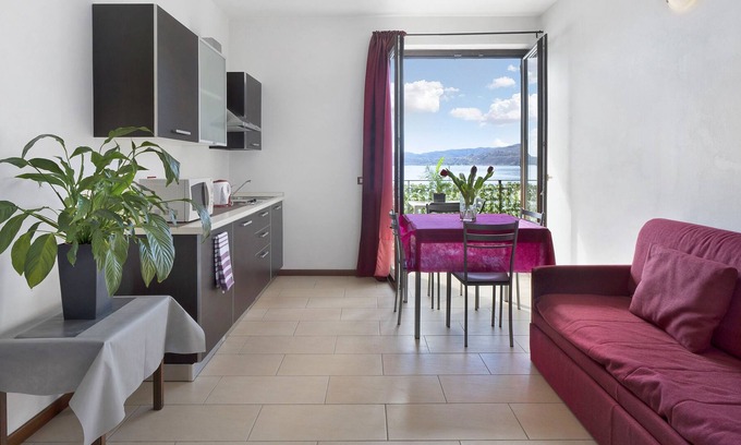 Crabbia Apartment | Apartment 'Isola Vista Lago ' with Lake View, Wi-Fi and Air Conditioning