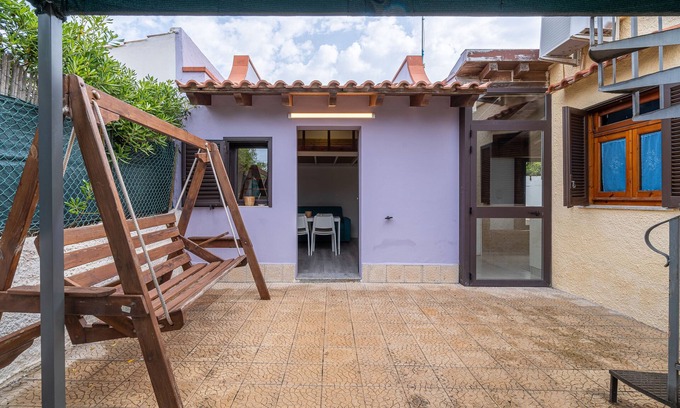 Ognina Apartment | Apartment 'La Glicine' with Private Terrace, Wi-Fi and Air Conditioning