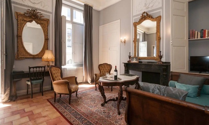 Bastide Saint-Louis Apartment | Apartment 'La Suite Barbes' with Shared Garden, Balcony and Wi-Fi