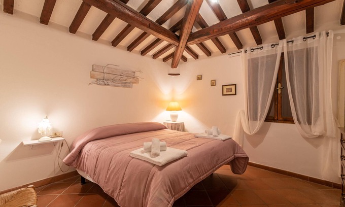 Ferretto House | Apartment "La Vecchia Fornace Casa Gialla" with Shared Pool & Wi-Fi
