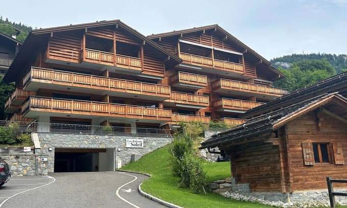 Le Grand-Bornand Apartment | Apartment 'Le Barat'ski' with Mountain View, Private Terrace and Wi-Fi