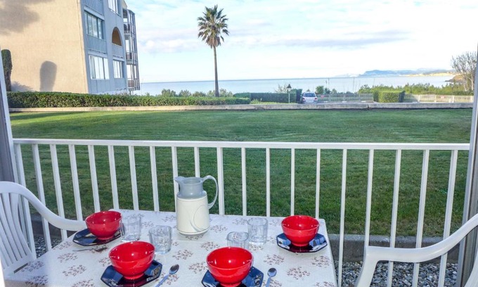 Six-Fours-les-Plages Apartment | Apartment Le Grand Large by Interhome