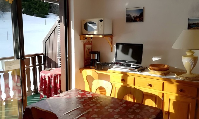 Le Praz de Lys Apartment | Apartment 'Les 3 Lys - 25 M² - Le Praz De Lys' with Mountain View, Shared Garden and Balcony
