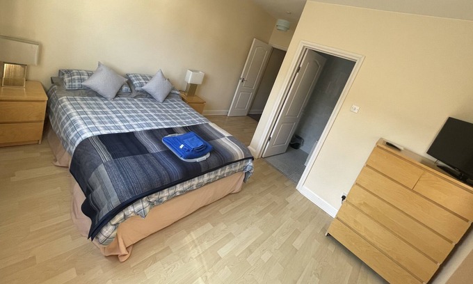Wallasey Apartment | Apartment-Luxury-Ensuite bathroom with shower-Street view-Ground Floor Apart...