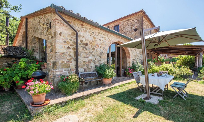 Radicondoli Apartment | Apartment 'Magica Toscana' with Mountain View, Shared Pool and Wi-Fi