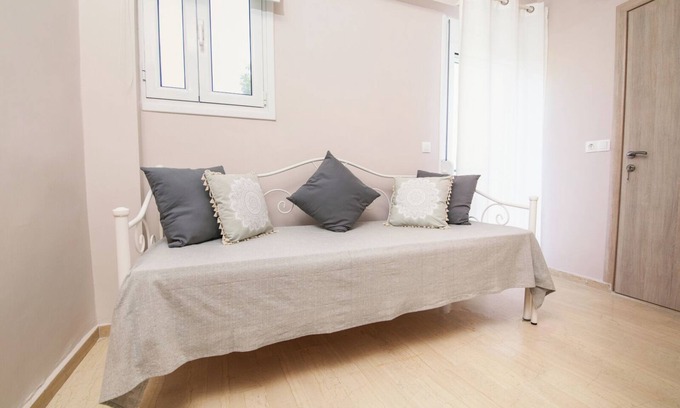 Kalamata Apartment | Apartment 'Mantisses Studio' with Shared Terrace, Wi-Fi and Air Conditioning