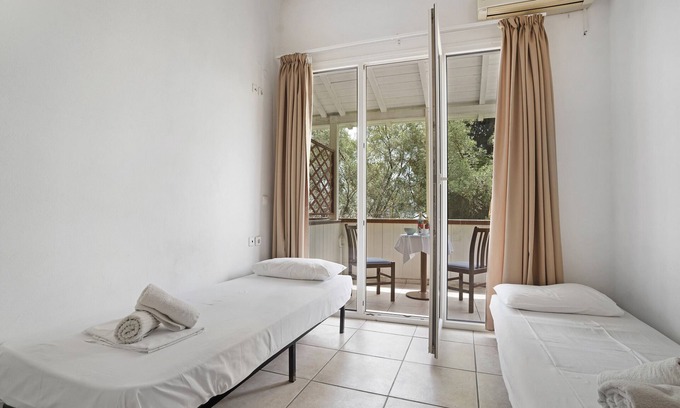 Perigiali Apartment | Apartment 'Mezoneta 2' with Sea View and Air Conditioning