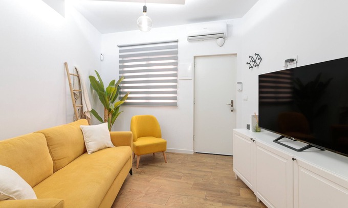 Altozano-Conde Lumiares Apartment | Apartment 'Montaraz' with Wi-Fi and Air Conditioning