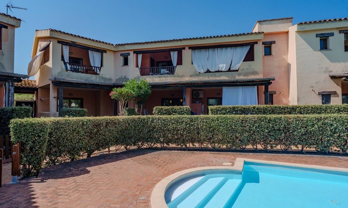Murta Maria Apartment | Apartment 'Mora' with Shared Pool, Private Terrace and Air Conditioning