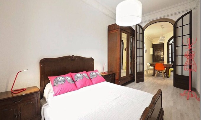 Hostafrancs Apartment | Apartment Near Plaza España ideal for Groups and Families