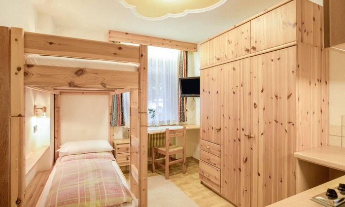 Colfosco Apartment | Apartment near the ski slopes with Wi-Fi, garden and terrace
