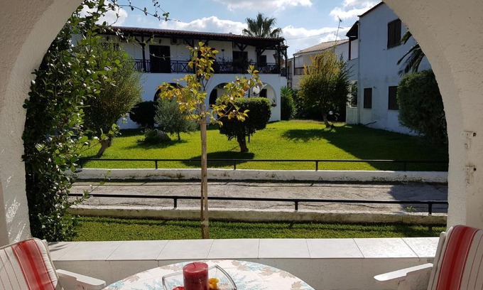 Skala Fourkas Apartment | Apartment next to palm trees-200 meters from the Sea