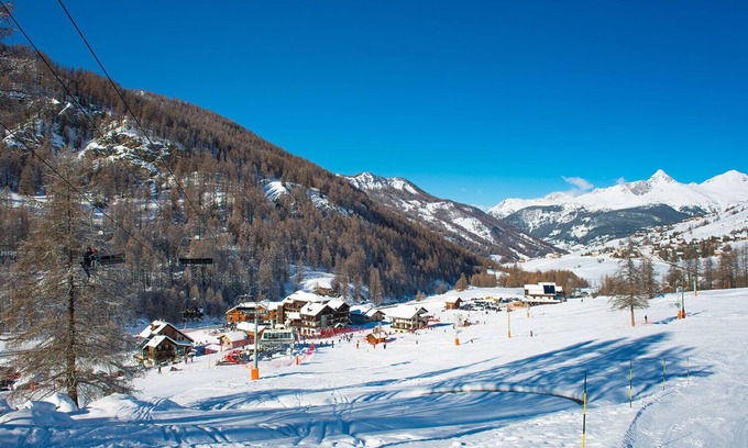 Molines-en-Queyras Apartment | Apartment on the snow front in the Queyras