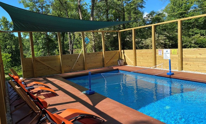 Lovingston Apartment | Apartment on the Knoll with private pool