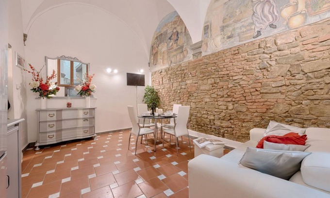 Oltrarno Apartment | Apartment Santo Spirito Frescos by Mmega