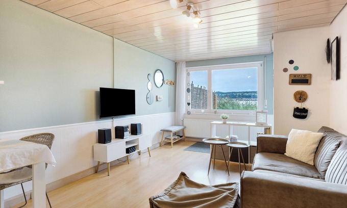 Reichenau Apartment | Apartment 'Seeluft Direkt Am Wasser' with Lake View, Private Terrace and Wi-Fi