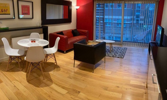 Hull Apartment | Apartment - Sleeps 4 - Balcony - Parking - Pets Ok
