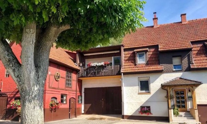 Alheim Apartment | Apartment 'Unterm Stein' with Shared Terrace, Private Garden and Wi-Fi