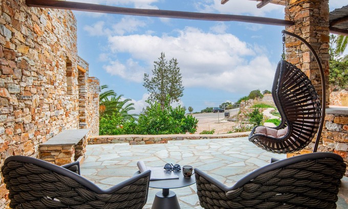 Platis Gialos Apartment | Apartment 'White and Black Suites Triple' with Sea View, Wi-Fi and Air Conditioning