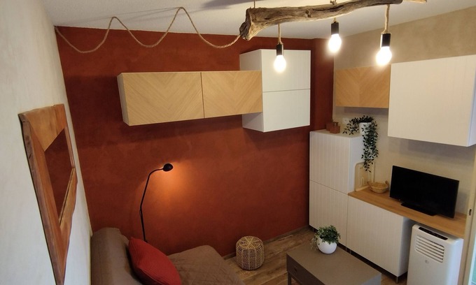 La Faviere Apartment | Apartment with terrace and garden view, 8 minutes walk from the beach
