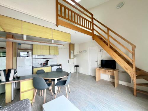 La Rochelle Apartment | Apartment with Balcony & Pool in La Rochelle
