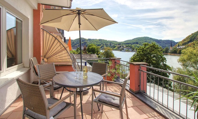 Bullay House | Apartment with balcony directly on the banks and with a view of the Moselle
