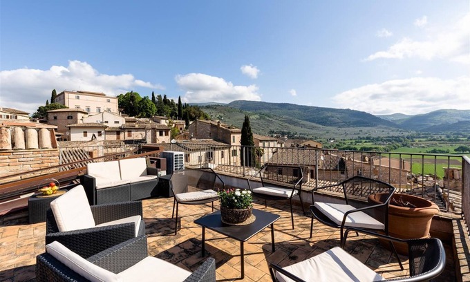 Spello Apartment | APARTMENT WITH LARGE ROOFTOP TERRACE, A/C, lift, free parking. Sleeps up 4