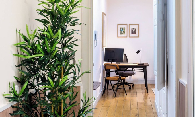 Palacio Apartment | Apartment with Office Desk in Sol