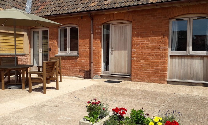 Clyst Saint George Apartment | Apartment with one king bed with shower room