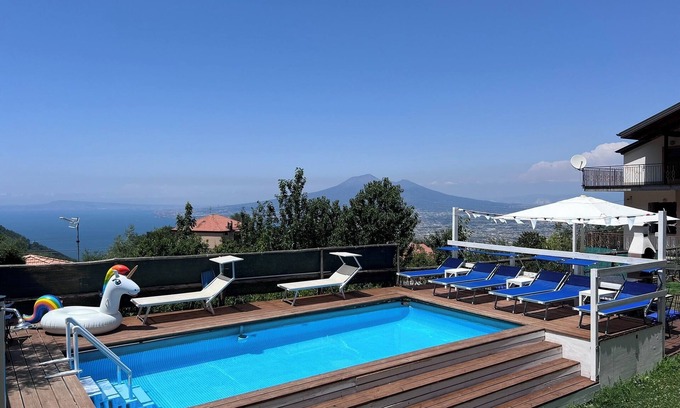 Piazza-Tralia-Pendolo Apartment | Apartment with pool and breathtaking view of the Golfo di Napoli