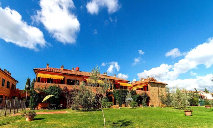 Sughera Apartment | Apartment with WIFI, pool, A/C, TV, veranda, pets allowed, panoramic view, close to San Gimignano