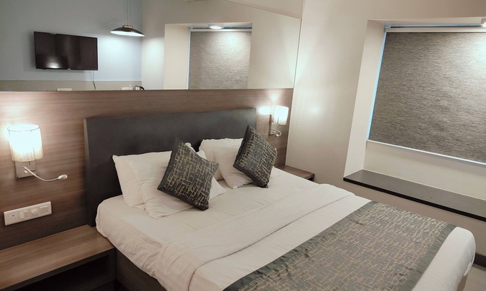 Wellington Pier Cabin | Apollo Guest House