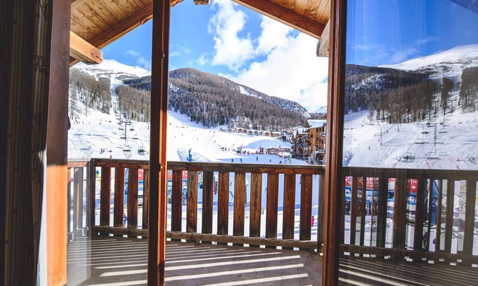 Les Orres Apartment | Appart 4 Personnes aux Orres 1800 south facing with magnificent mountain view