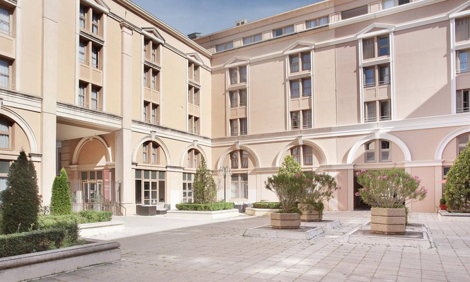 Couronne Urbaine Condo | Appart Climatisé | Proche du Golf !