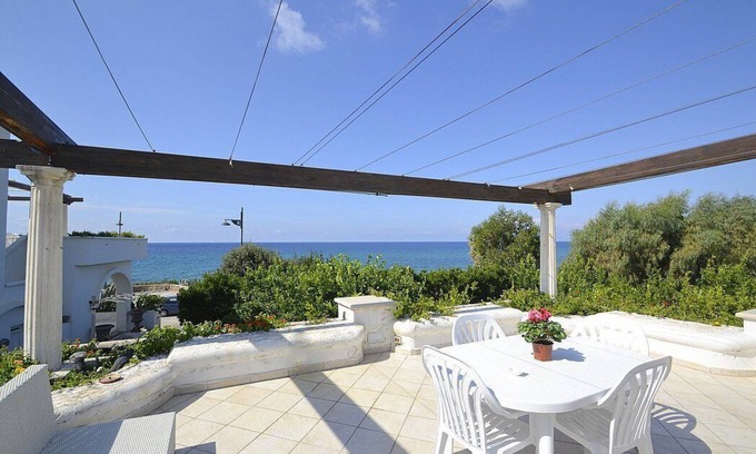 Santa Maria di Castellabate House | Appartamento Apollonia B: A pleasant and spacious one-story apartment that is part of a villa situated at a short distance from the beach, with Free WI-FI.