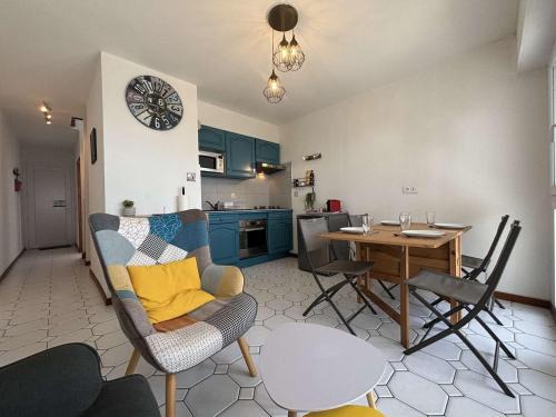 Saint-Trojan-les-Bains Apartment | Appartement rénové face mer et forêt, 4 couchages, Saint-Trojan-les-Bains - FR-1-246A-315