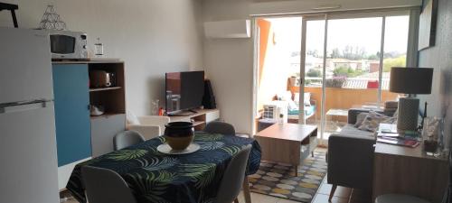 Saint-Esteve Apartment | Appartement avec grande terrasse à 15 mn de la mer
