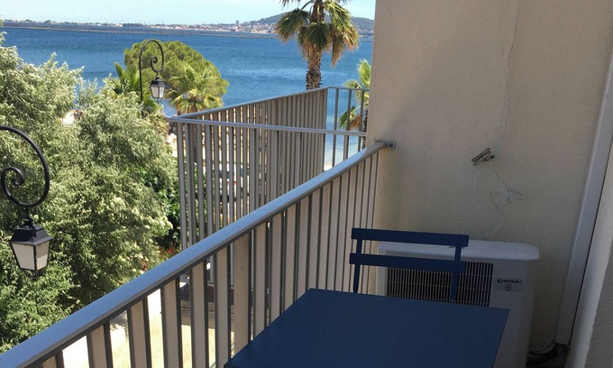 Meze Apartment | Appartement Climatisé à 10m de la Plage Avec vue sur L'étang