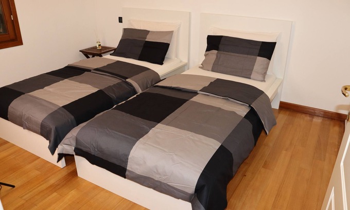 Cogoleto Apartment | Appartement Dans un Terrain de Golf, 5 min de la mer en Voiture, Parking Gratuit