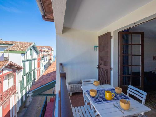 Saint-Jean-de-Luz Apartment | Appartement de caractère avec balcon et parking à 2 pas de la plage, centre historique de Saint-Jean-de-Luz - FR-1-4-577