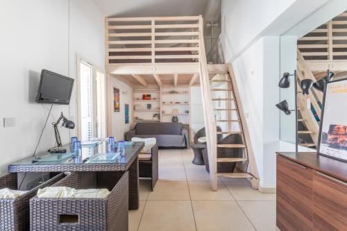 Porquerolles Apartment | appartement en mezzanine sur la place d'armes a 100 m de la mer